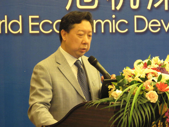 由复旦大学主办、韩国高等教育财团赞助的“上海论坛”2012年5月26日-28日在上海召开。图为永利集团3044教授张礼卿演讲。